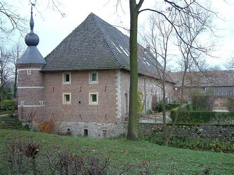 kasteel lemiers nederhof  poort  fontein  zuidelijk deel met toren