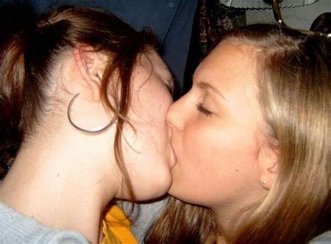 Girls Kissing Each Other 33 Pics Page 2