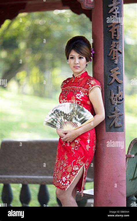 Chinesische Frau Im Traditionellen Cheongsam Outfit Bild Aufgenommen