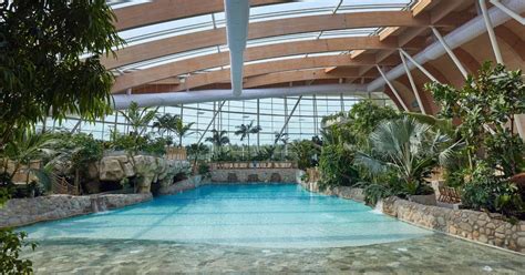 center parcs shuts  monday holidaymakers  leave  stay   mirror