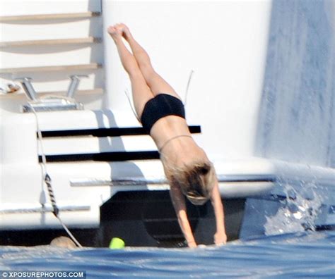 Reese Witherspoon Shows Off Her Sexy Swimsuit Body While On A All Girls