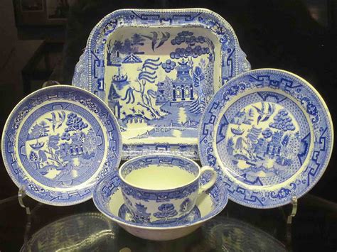 valuable antique dishes   world