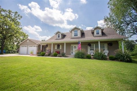 country living  minutes  town  large open floor plan home offers  great room