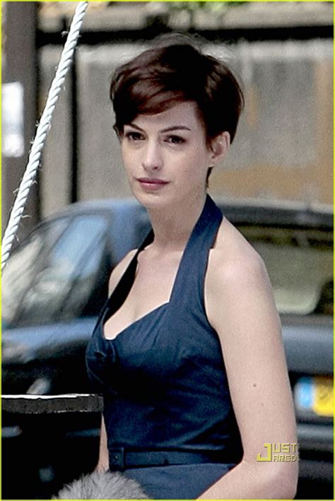 Anne Hathaway Debuts New Cropped Do Photo 2476711 Anne