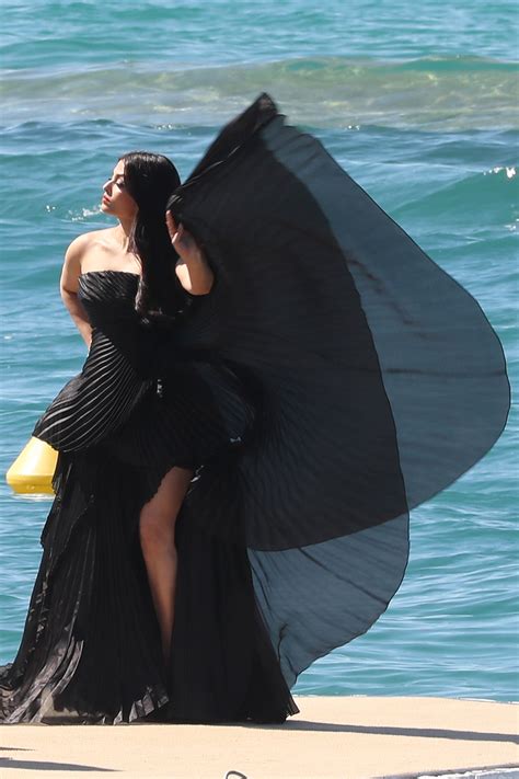 Aishwarya Rai Looks Irresistibly Sexy In Black Dress