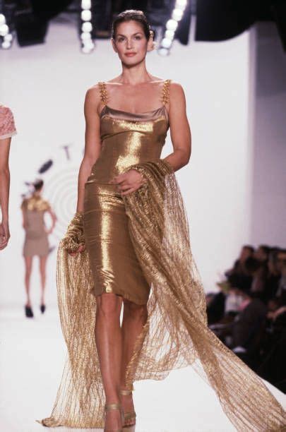 cindy crawford runway   premium high res pictures cindy