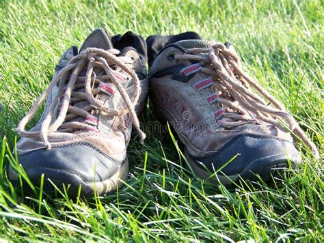 oude schoenen stock foto image  slijtage gras versleten