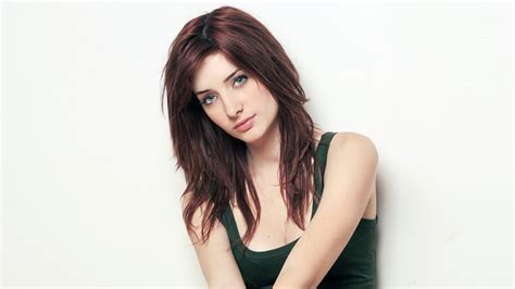 デスクトップ壁紙 面 女性 赤毛 ポートレート 単純な背景 長い髪 青い目 眼鏡 歌手 黒髪 ファッション ヘア