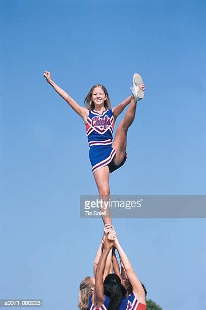 cheerleaders lift photos et images de collection getty images