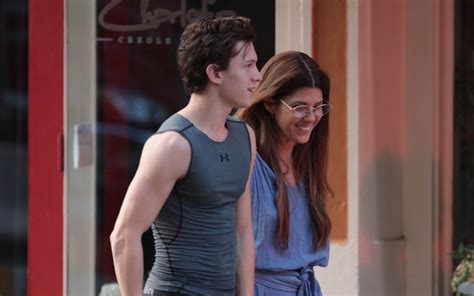 marisa tomei as aunt may shows up in the latest spider man set pics