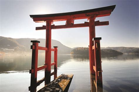 hakone shrine torii in lake ashi japan ryokan onsen kyoto places to