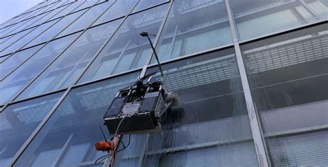 portable robot   shake  window cleaning industry aec