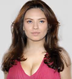 perfect profile picture to attract love a composite of kelly brook mila kunis and scarlett