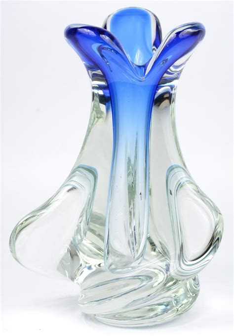 een vaas van blauw en kleurloos kristal niet gemerkt jordaens nv veilinghuis