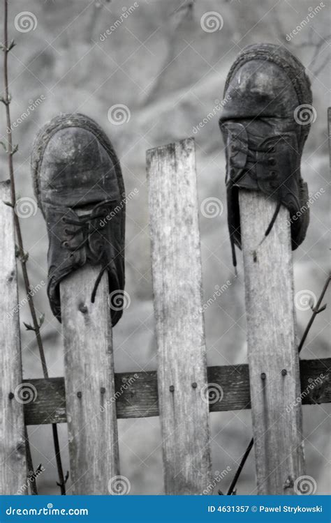 oude schoenen stock afbeelding image  omheining houten