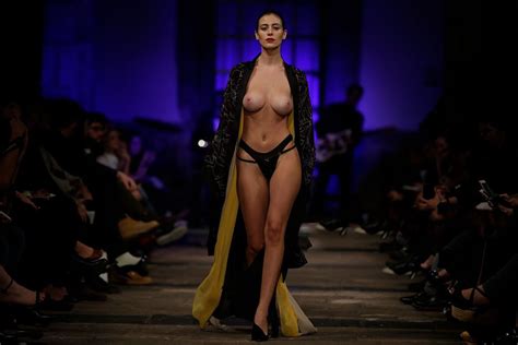 Η alejandra guilmant μας έδειξε το στήθος της στο mercedes benz fashion week του Μεξικό kanoni net