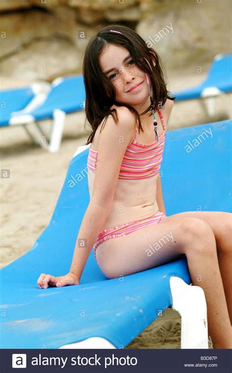 Una Niña De 10 Años Se Sienta En Una Tumbona En La Playa