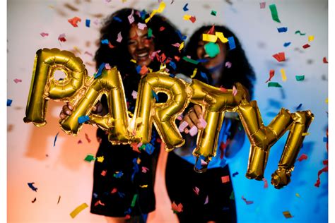 throwing   st birthday party ideas tips college fashion