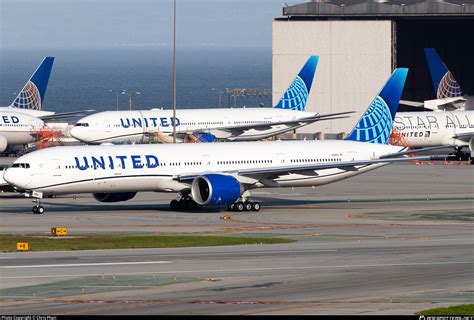nu united airlines boeing  er photo  chris phan id