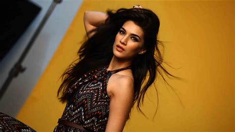 70 best kriti sanon wallpapers hd images and hot pics