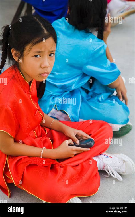 Thailand Bangkok Junge Thai Mädchen Mit Mobiltelefon Mit Freund Im