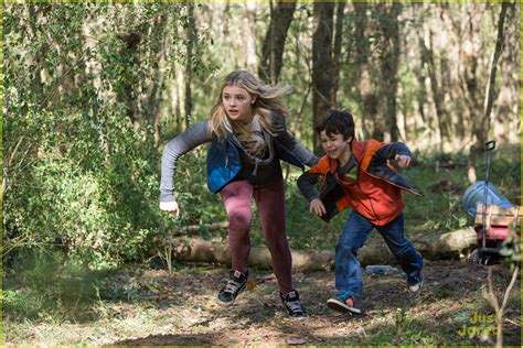 Cassie Runs Away With Sammy In New Pics And Clips From The 5th Wave