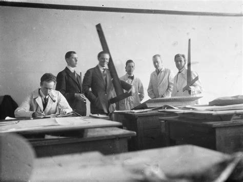 gruppbild av sex unga män i en ritsal med vinkellinjaler och ritbord david helldén sittande