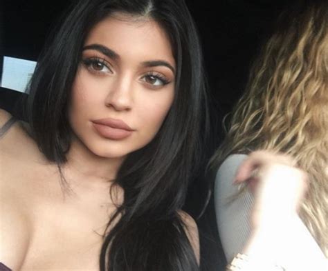 Kylie Jenner Hits Back At Lip Company S Bad Customer Service Rating