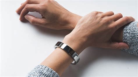 wisewear smart bracelet designed   women safe