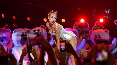 Miley Cyrus S Vma Performance Was Ridiculous But It Wasn T Racist