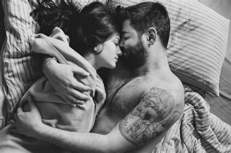 photographer captures intimate moments of couples madly in love