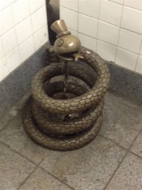 tribute statue  nycs sewer alligator  york ny