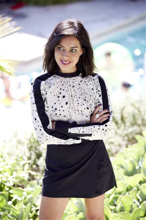 aubrey plaza covers cosmopolitan for latinas fall issue