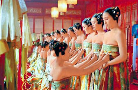 20 000 women and 100 000 castrated men to serve the emperor the imperial harem of china