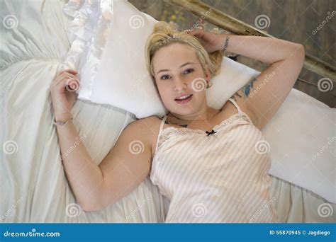 sexy plus la femme de taille sur un lit image stock image du chic