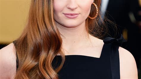 sophie turner just dropped a raunchy rap vine and it s hilarious maxim