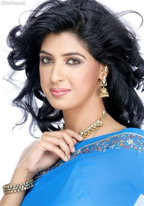 celebs exposure aishwerya sukheja looking sexy in blue saree