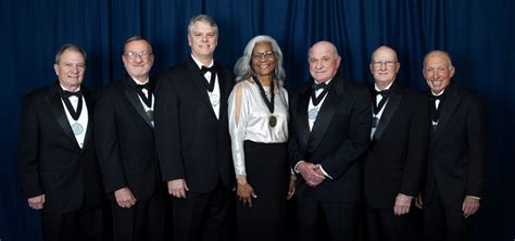 honored    annual distinguished alumni  service awards alumni