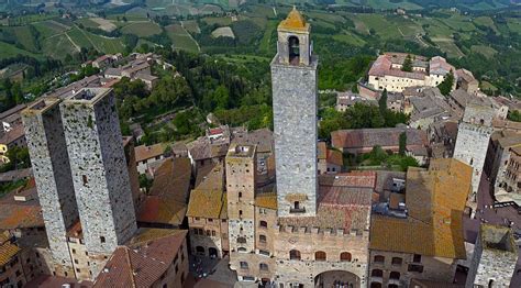 torre grossa e vista da pequena cidade de san gimignano cercados pela