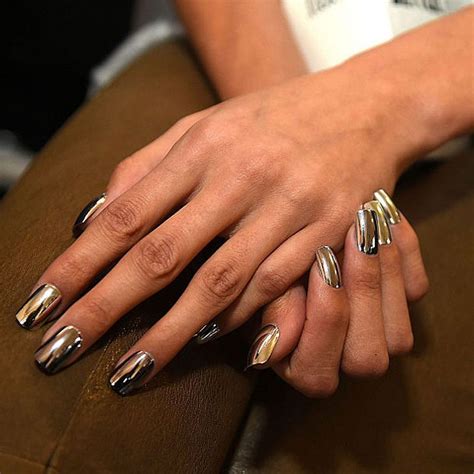 chrome nails metallic nagellack im test cosmopolitan
