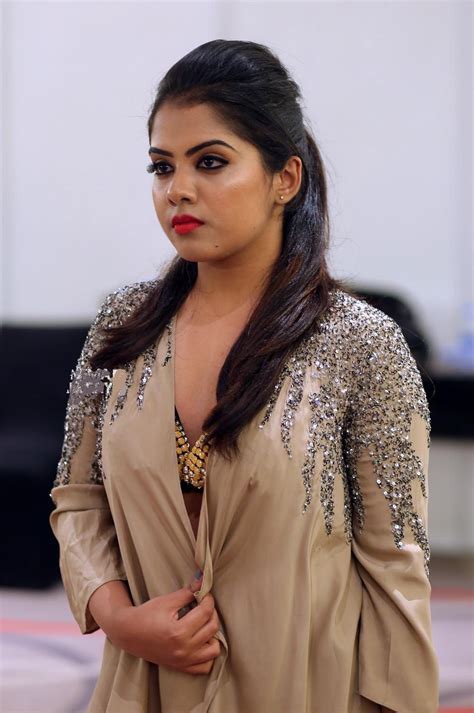 Malayalam Actress Vidya Vijayakumar Hot Navel Images