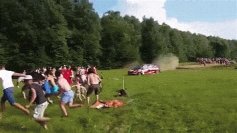 cineva a filmat în slow motion cum fuge publicul de o maşină de raliu ieşită de pe traseu