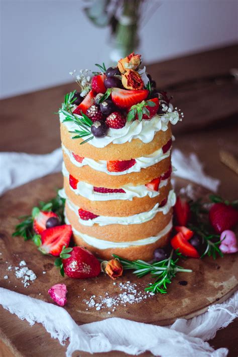 Naked Tower Cake With Fresh Berries Historias Del Ciervo By Julian Angel