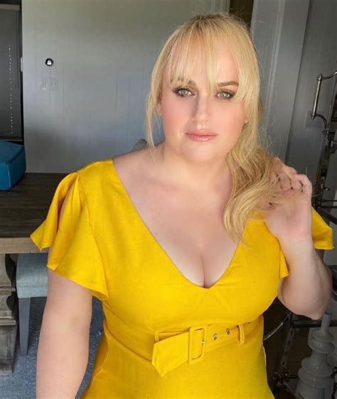 rebel wilson shows her slim figure and shows off her curves we