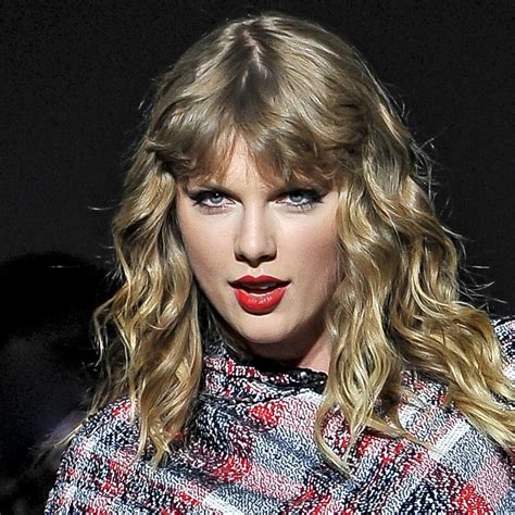 Taylor Swift Looks Like A Vampy Goth On The Cover Of ‘british Vogue
