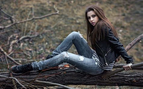 download brunette amateur model on tree trunk wallpaper