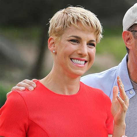 jessica seinfeld shows off her new platinum pixie haircut glamour