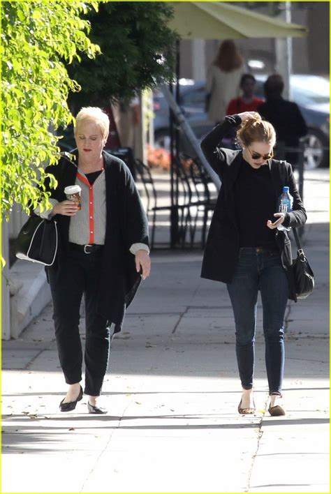 Photo Emma Stone Enjoys A Casual Day Out With Mom Krista 03 Photo