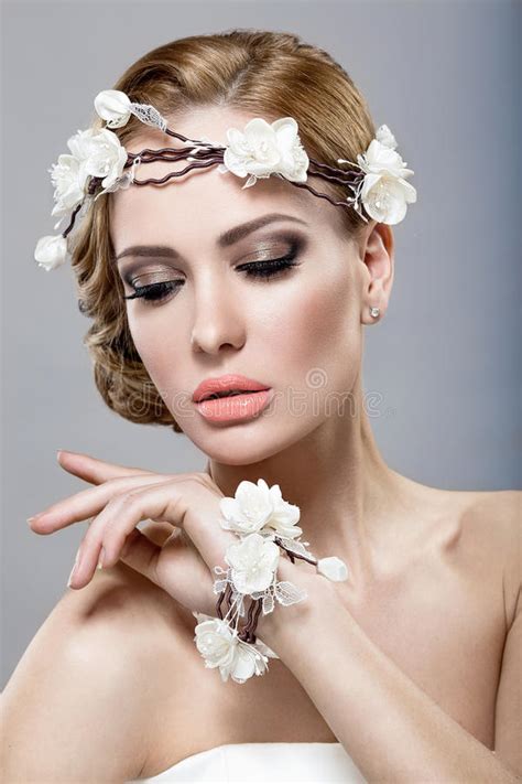una mujer  una guirnalda de flores en su cabeza foto de archivo imagen de lindo pasion