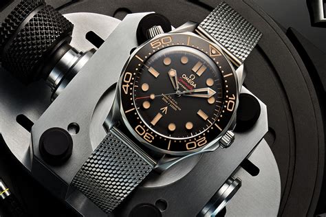time  die james bonds omega seamaster diver   edition luxify